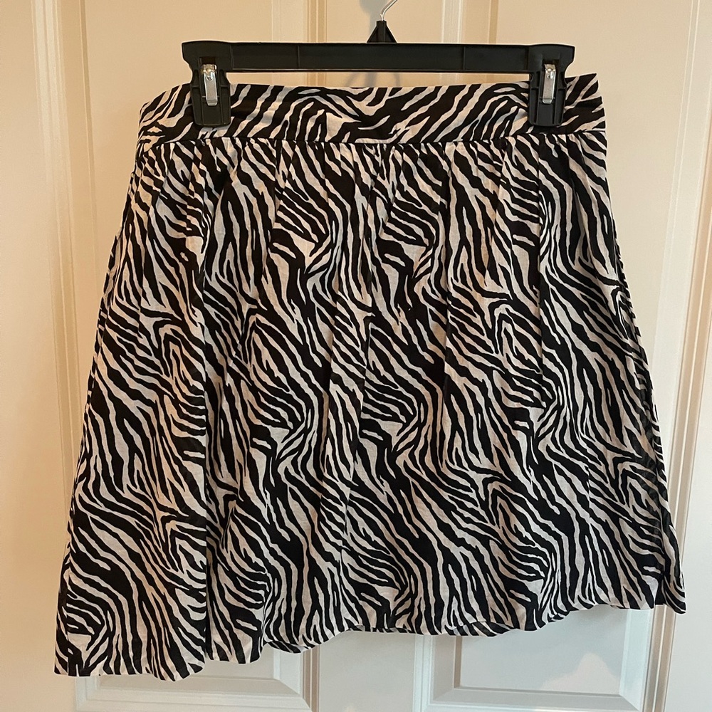 🎯3 for $15🎯 EUC Banana Republic size 8 black and white zebra print skirt